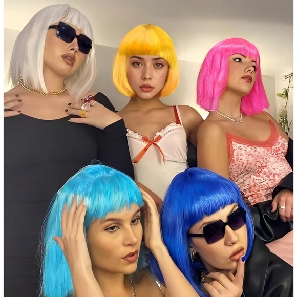 Silver Bob Wig With Sunglasses - Picture 4 of 8